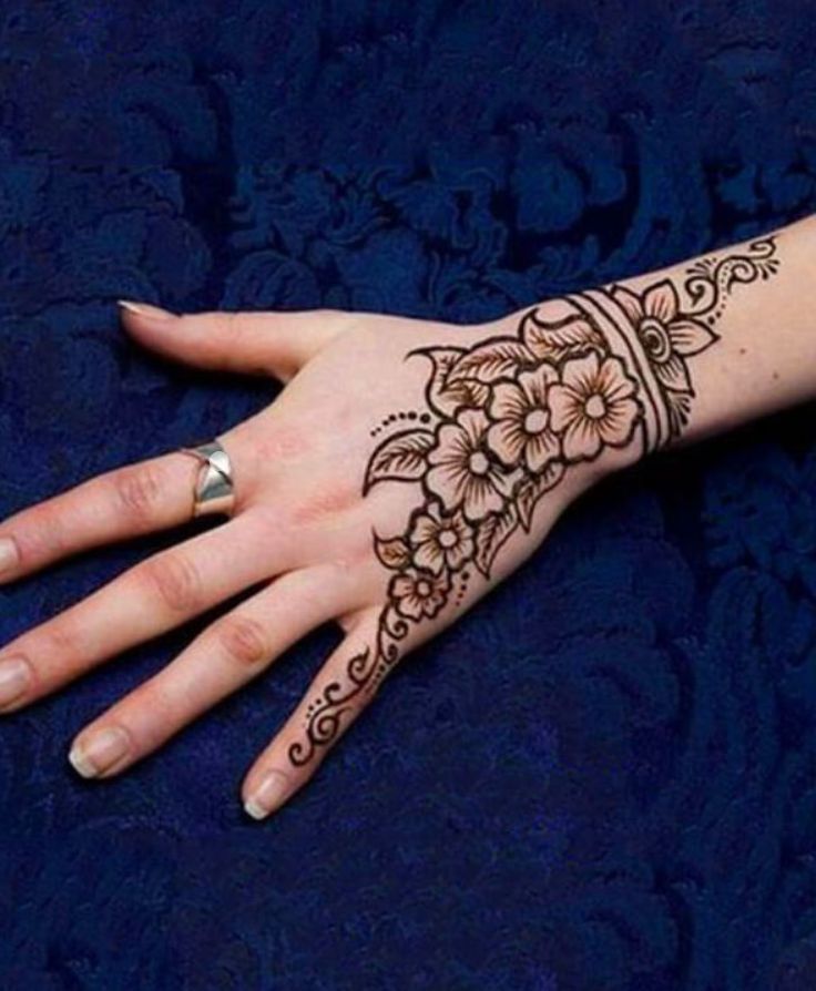 Lateral Arabic Mehndi Design