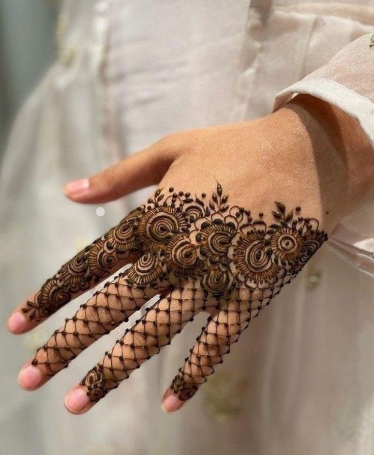 This Lovely Half-Hand Mehndi With Jaal Detailing