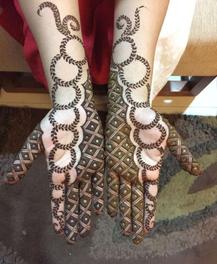 Contrasting Full-Hand Mehndi Design
