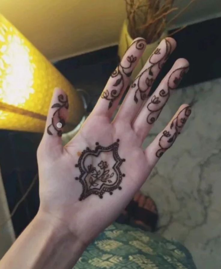 Vines with Geometric Pattern in Centre Mehndi Design