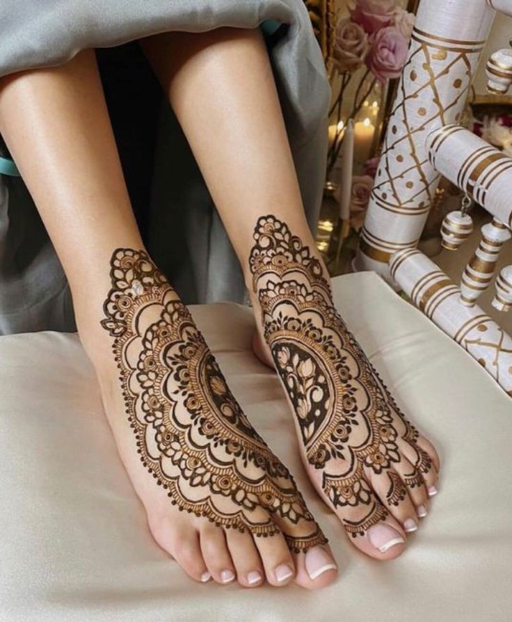Modern Feet Henna Art
